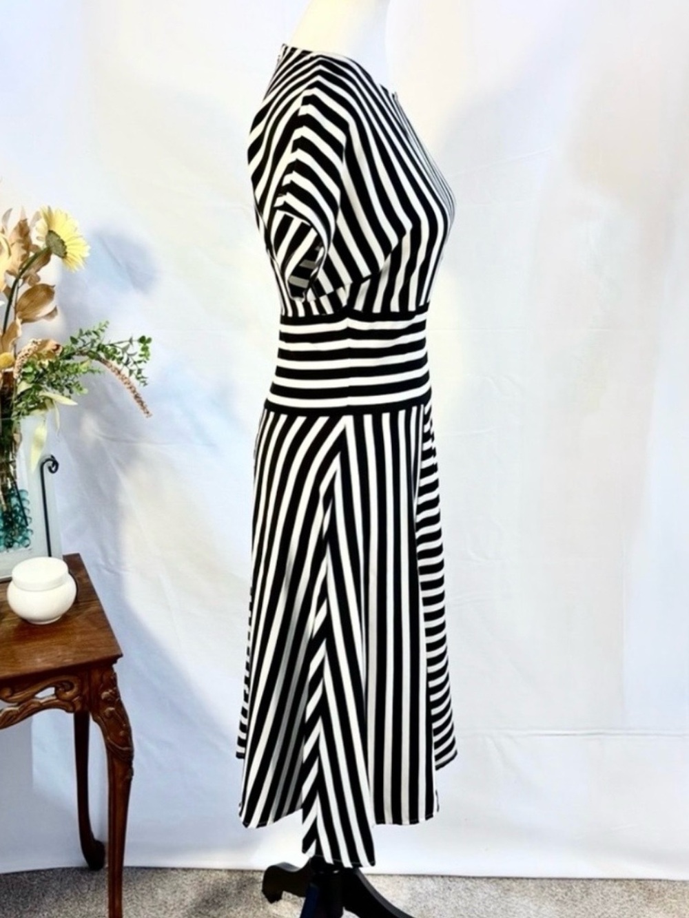 💥Karl Lagerfeld Paris Black White Striped Asymmetrical Midi Dress Sz 4💛 - Picture 3 of 10